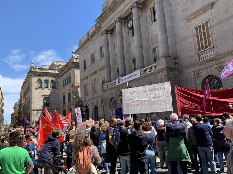 <p> Manifestantes en contra de la guerra en Ucrania en la plaza Sant Jaume de Barcelona </p>