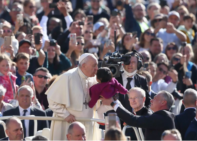 <p> El Papa a su llegada a la audiencia general de este miércoles. Fuente: Europa Press </p>