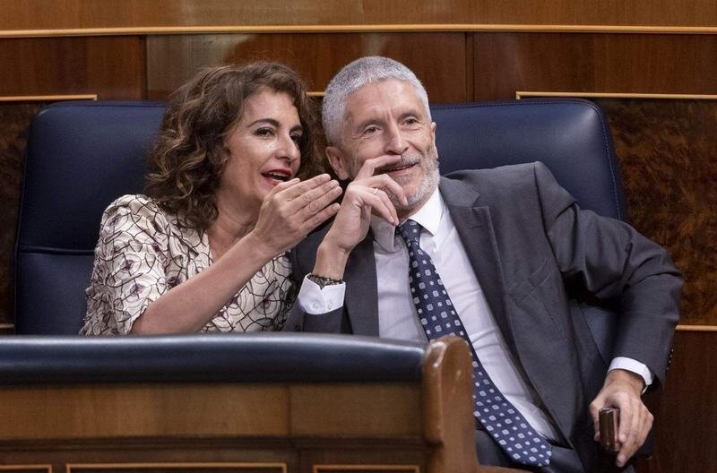 <p> La ministra de Hacienda, María Jesús Montero, y el ministro del Interior, Fernando Grande-Marlaska, en una sesión plenaria, en el Congreso de los Diputados, a 18 de mayo de 2022, en Madrid (España) </p>