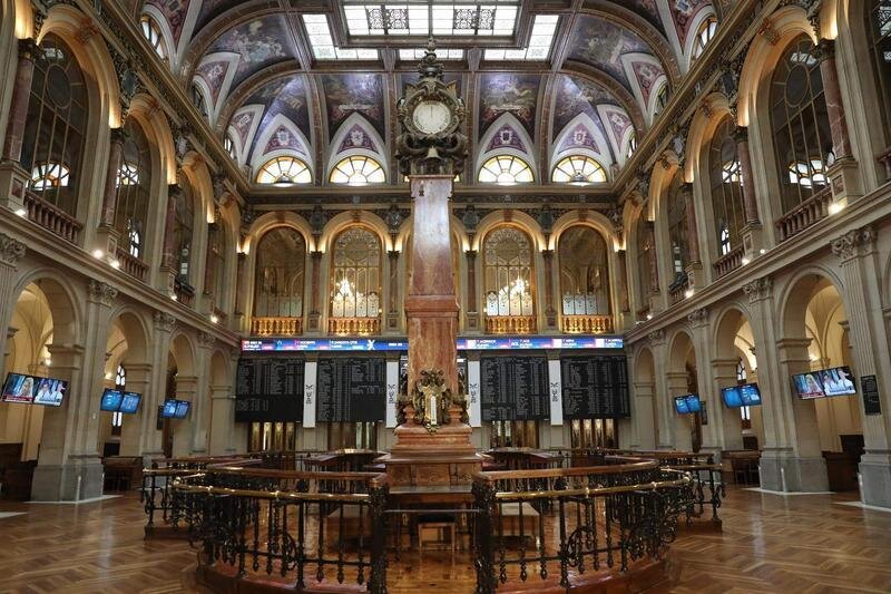 <p> Interior del Palacio de la Bolsa, a 22 de abril de 2022, en Madrid (España) </p>