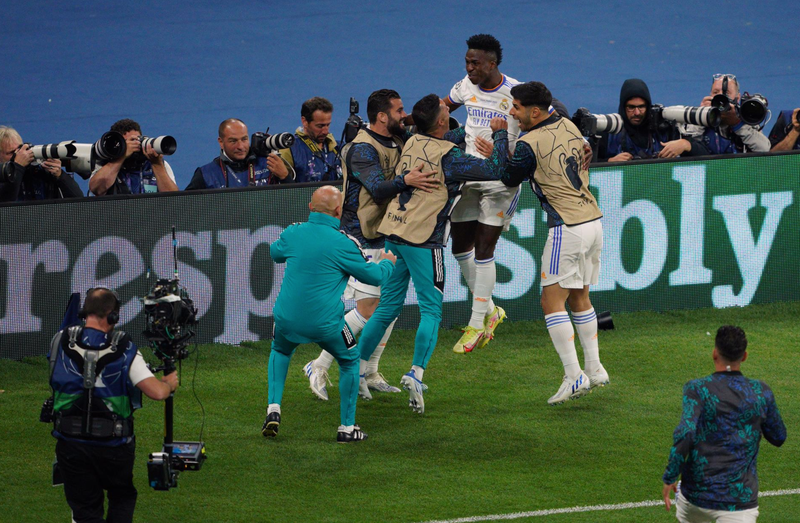 <p> Vinicius Junior celebra con sus compañeros el gol del triunfo en la final de la Champions de París - Peter Byrne/PA Wire/dpa </p>