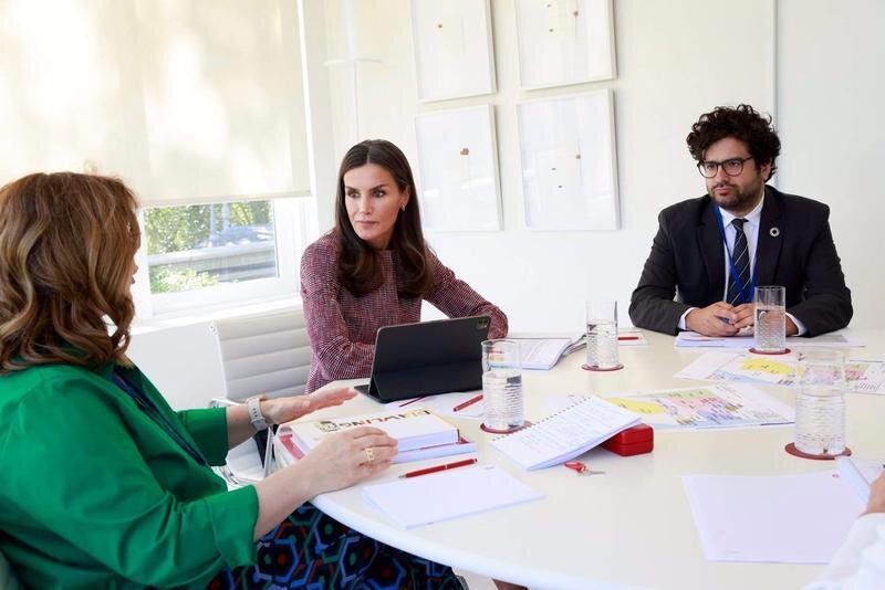 <p> La Reina Letizia prepara su viaje de Cooperación a Mauritania con la secretaria de Estado de Cooperación Internacional, Pilar Cancela, y el director de AECID, Antón Leis </p>