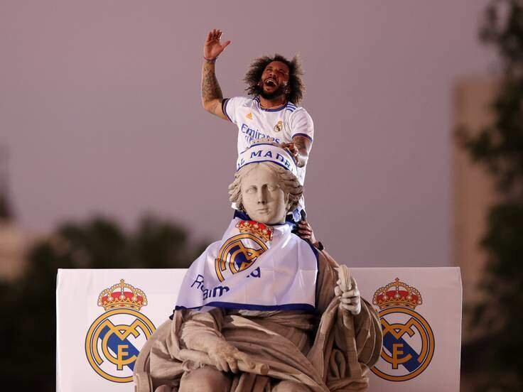 <p> Marcelo junto a la Diosa Cibeles en la celebración del título de Liga </p>