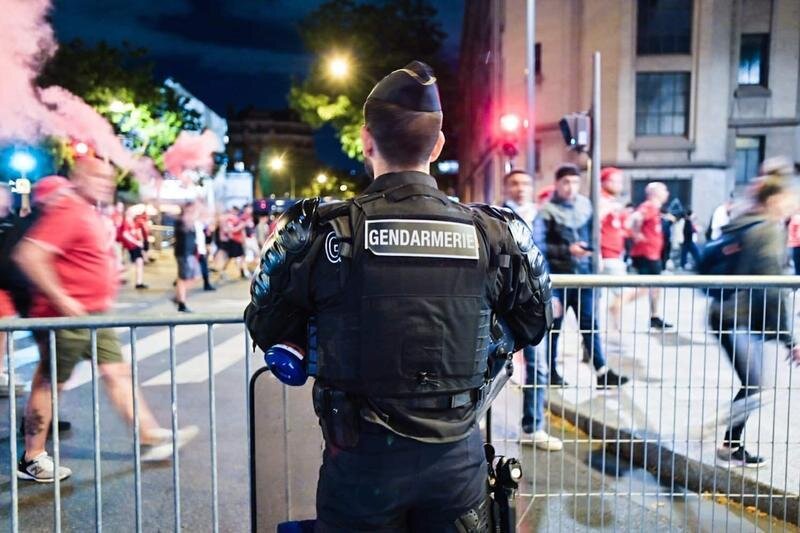 <p> Agente de la Prefectura de Policía de París durante el partido de la final de la Champions entre el Liverpool y el Real Madrid </p>