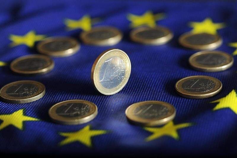 <p> Monedas de euro en la bandera de la Unión Europea </p>