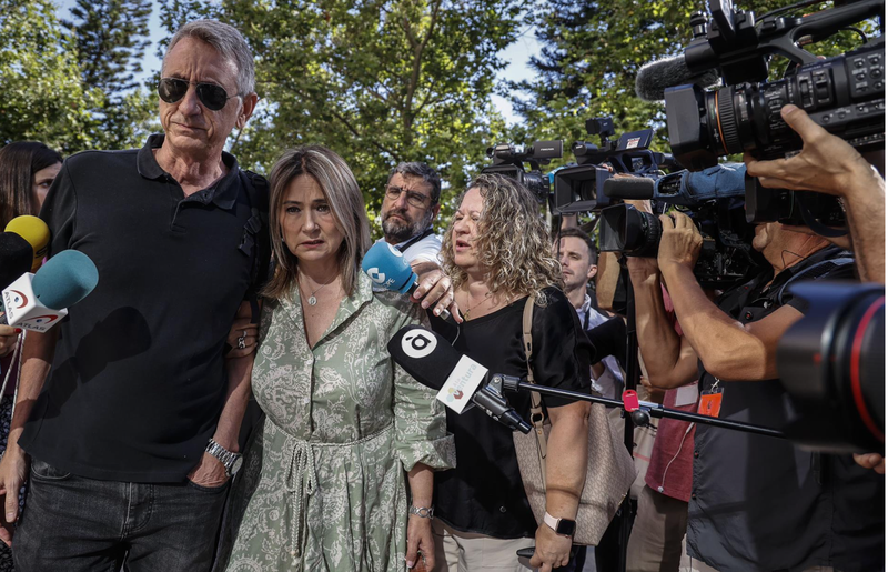 <p> Marisol Burón, madre de Marta Calvo, y el padre en la Ciudad de la Justicia - ROBER SOLSONA </p>