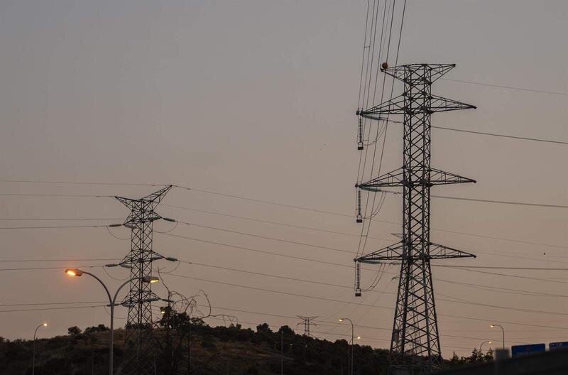 <p> Torres de tensión el día en el que el precio de la luz alcanza un máximo histórico </p>