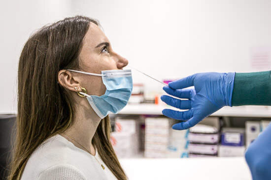 <p> Mujer recibiendo la PCR </p>