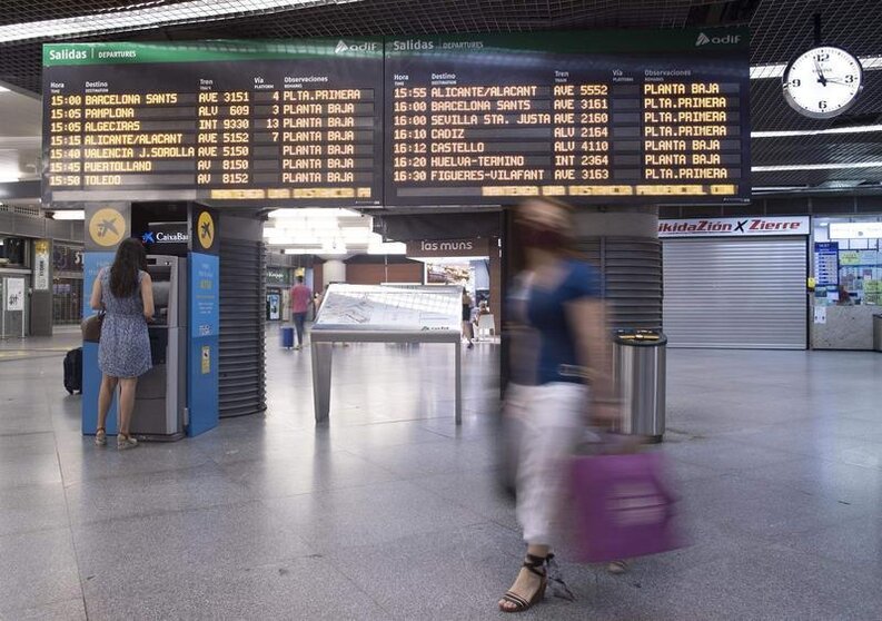 <p> Pasajeros en el panel de salidas de la estación de AVE de Atocha - Eduardo Parra - Europa Press. </p>