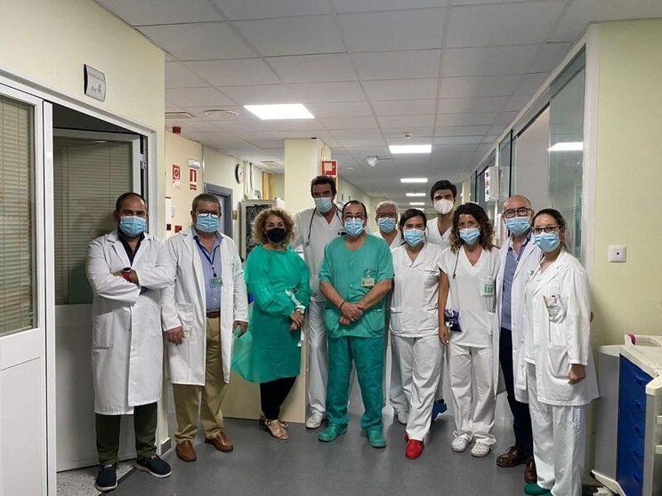 <p> Parte del equipo de urólogos desplazado a este hospital desde el Hospital Universitario Reina Sofía de Córdoba, junto a un oftalmólogo de este mismo centro, y un equipo multidisciplinar médico-quirúrgico del hospital de Montilla. </p>