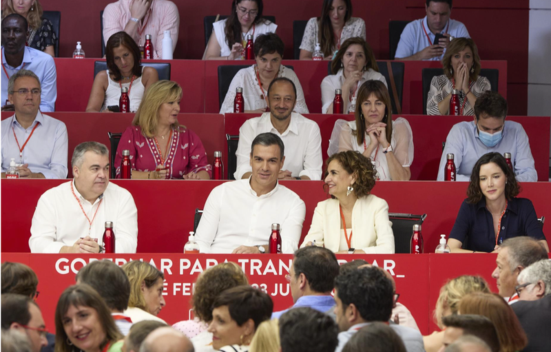 <p> (I-D) El secretario de Organización del partido socialista, Santos Cerdán; el presidente del Gobierno, Pedro Sánchez; la ministra de Hacienda y Función Pública, María Jesús Montero. - Jesús Hellín - Europa Press </p>