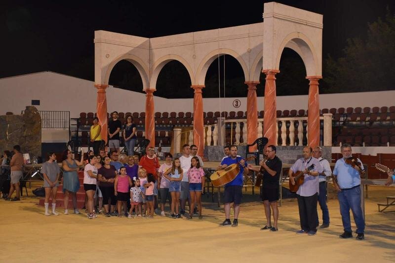 <p> Ensayos generales de La Duquesa de Benamejí en la plaza de toros del municipio. </p>