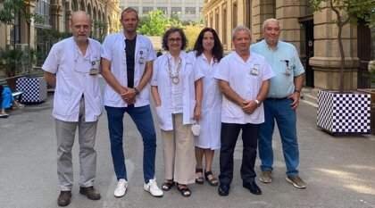 <p> De izquierda a derecha: los investigadores Josep M. Miró, Juan Ambrosioni, Sonsoles Sánchez-Palomino, Núria Climent, Josep Mallolas y José Alcamí. - HOSPITAL CLÍNIC </p>