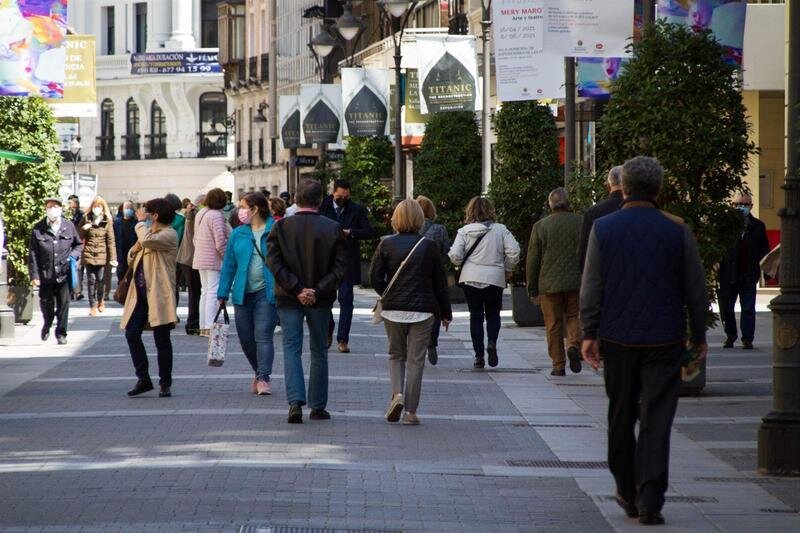 <p> Personas caminando por la calle Santiago de Valladolid. - EUROPA PRESS - Archivo </p>