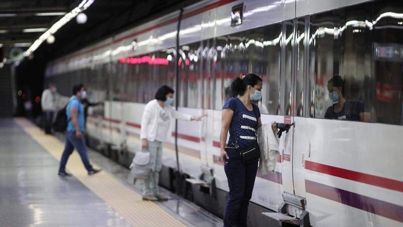 <p> Personas entrando a un cercanías de Renfe en Madrid </p>