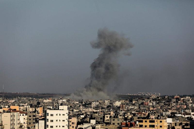 <p> Humareda tras un bombardeo israelí sobre la Franja de Gaza </p>