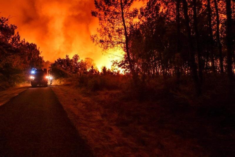 <p> Bomberos combatiendo un incendio forestal en Belin-Beliet, Francia </p>