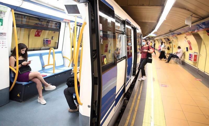 <p> Pasajeros en un tren parada en el andén de la estación de Metro de San Bernardo </p>