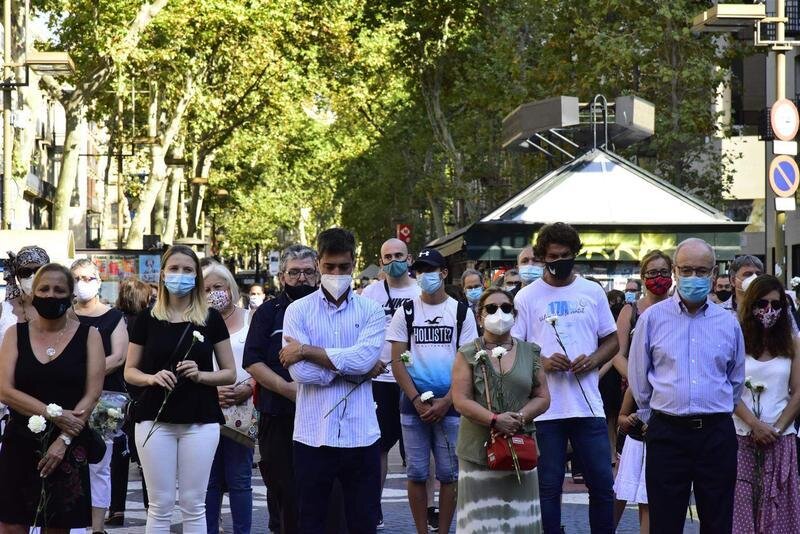 <p> Archivo - Asistentes guardan un minuto de silencio en recuerdo a las víctimas de los atentados de Barcelona y Cambrils durante el homenaje en Las Ramblas con motivo del tercer aniversario del ataque. En Barcelona, Catalunya, (España), a 17 de agosto de 20 - David Oller - Europa Press </p>