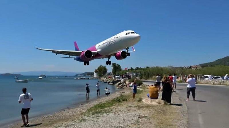 <p> El avión aterrizando en la isla griega - YOUTUBE </p>