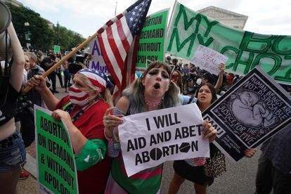 <p> Manifestantes contra la derogación del aborto </p>