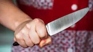 <p> Mujer con cuchillo </p>