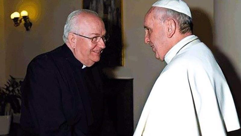 <p> El español Monseñor Fernando Vérgez Alzaga junto a el Papa Francisco </p>