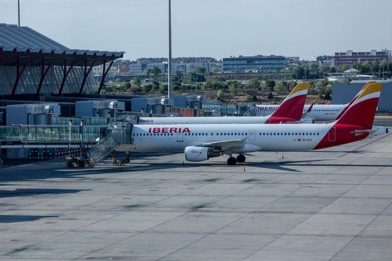 <p> Aviones de Iberia en la pista de la terminal en el día en que ha dado comienzo una huelga de los tripulantes de cabina de Iberia Express, en salidas de la T4 del Aeropuerto Adolfo Suárez Madrid </p>