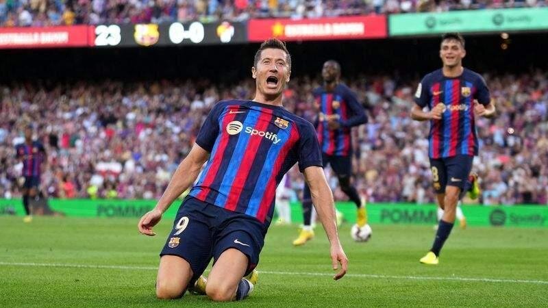 <p> Robert Lewandowski celebrando el primer gol contra el Valladolid </p>