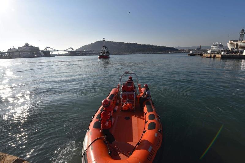 <p> Una de las lanchas de rescate del barco de la ONG Proactiva Open Arms, sale desde el puerto de Barcelona rumbo al Mediterráneo Central </p>