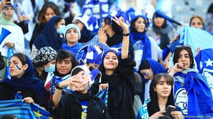 <p> Muejres iraníes disfrutando de un partido profesional </p>