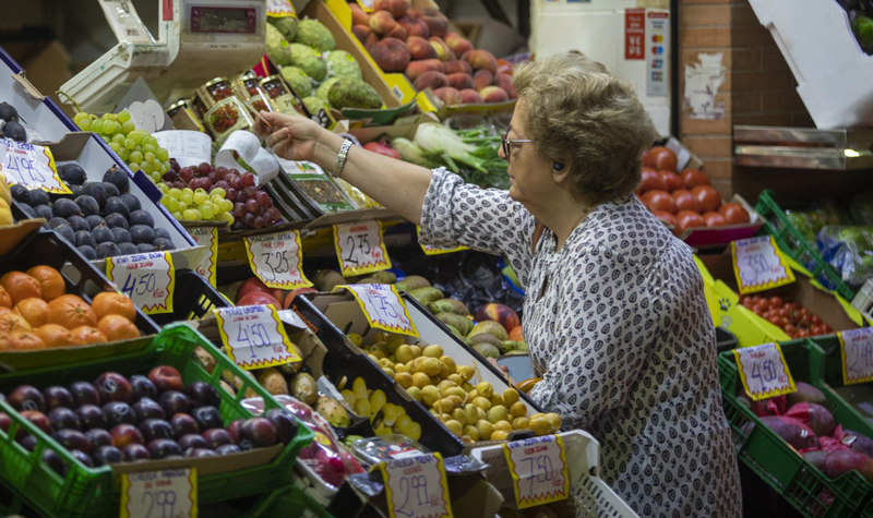 <p> Una mujer comprando - María José López - Europa Press </p>