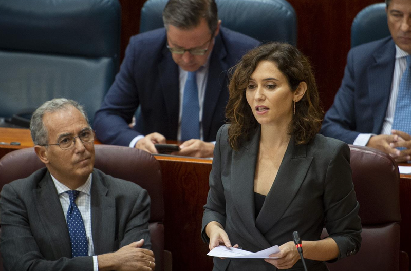 <p> La presidenta de la Comunidad de Madrid, Isabel Díaz Ayuso, junto al vicepresidente y consejero de Educación y Universidades de la Comunidad de Madrid Enrique Ossorio - Juan Barbosa - Europa Press </p>