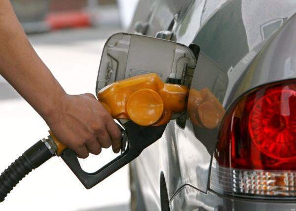 <p> Gasolinera y coche </p>