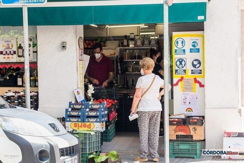 <p> Mujer esperando su turno en una tienda / Pilar Gázquez. </p>