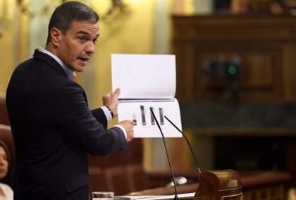 <p> Pedro Sánchez con un gráfico de la evolución del precio de las facturas energéticas </p>