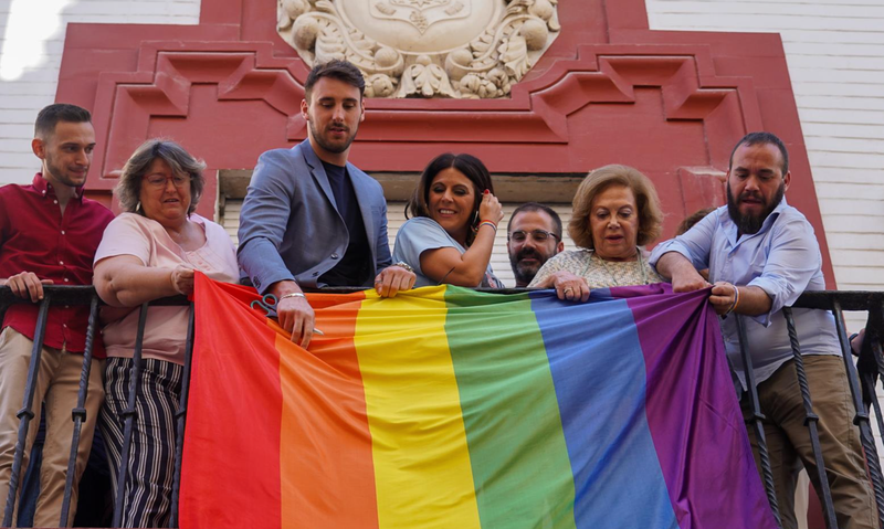 <p> Archivo - La vicesecretaria general del PSOE de Andalucía, Ángeles Férriz, participa en el acto LGTBI organizado en la sede socialista junto al secretario LGTBI del PSOE-A, Manolo Rosado y el secretario LGTBI del PSOE, Víctor Gutiérrez a 06 de junio 2022 - Eduardo Briones - Europa Press - Archivo </p>