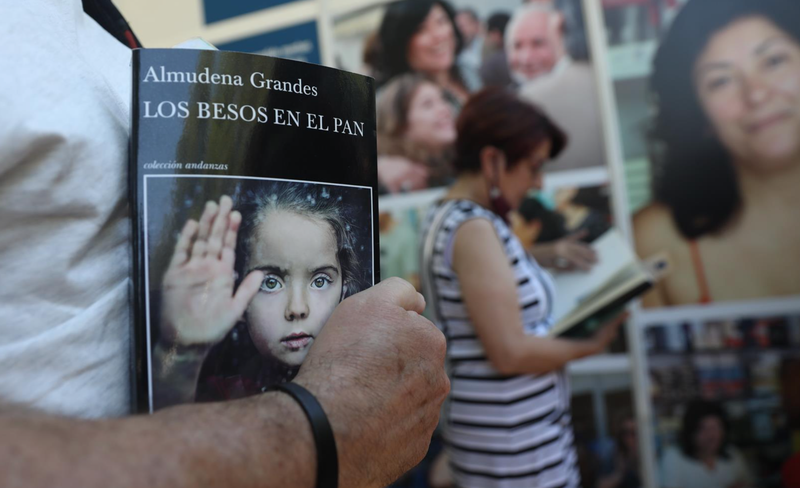 <p> Archivo - Un hombre asiste a un homenaje a la escritora Almudena Grandes - Europa Press - Archivo </p>