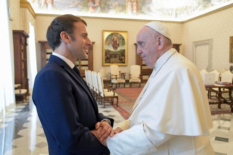 <p> Vatican City (Vatican City State (holy See)), 26/11/2021.- A handout picture provided by the Vatican Media shows Pope Francis (R) receiving French President Emmanuel Macron (L) in a private audience at the Vatican, in Vatican City, 26 November 2021. (Papa, Francia) EFE/EPA/VATICAN MEDIA HANDOUT HANDOUT EDITORIAL USE ONLY/NO SALES<br> </p>