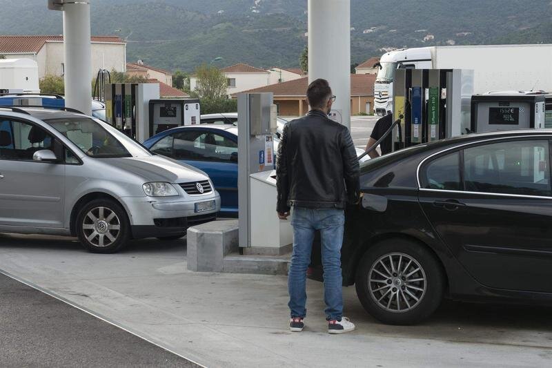 <p> Un hombre resposta su vehículo en una gasolinera de El Boulou </p>