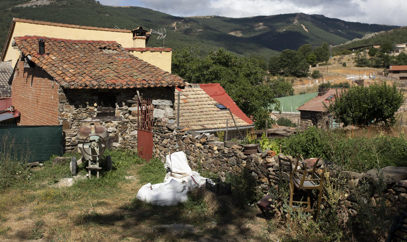 <p> Archivo - Varias casas de Puebla de la Sierra, en una imagen de archivo. - Rafael Bastante - Europa Press - Archivo </p>