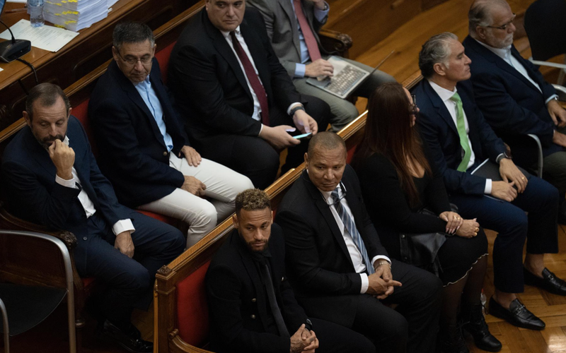 <p> En la segunda fila, el expresidente del FB Barcelona, Sandro Rosell (1i) y en la primera fila, el delantero del Paris Saint-Germain Neymar Da Silva (1i) durante el juicio por el ‘caso Neymar 2’, en la Audiencia de Barcelona, a 17 de octubre de 2022. - David Zorrakino - Europa Press </p>