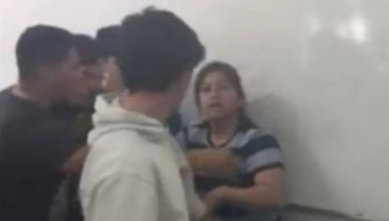 <p> Captura del vídeo donde la madre se enfrenta a los alumnos en la clase </p>