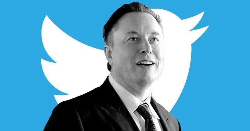 <p> Elon Musk con el logo de Twitter </p>