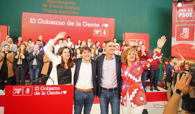 <p> La candidata a alcaldesa de VitoriaMaider Etxebarria; Eneko Andueza, secretario del PSE; el secretario general del PSOE y presidente del Gobierno, Pedro Sánchez, y la candidata como diputada general de Álava, Cristina González, en un acto en Vitoria - Iñaki Berasaluce - Europa Press </p>