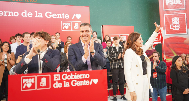 <p> El secretario general del PSOE y presidente del Gobierno, Pedro Sánchez, junto a Eneko Andueza, secretario general del PSE, y Maider Etxebarria, candidata a la Alcaldía de Vitoria - IÑAKI BERASALUCE </p>