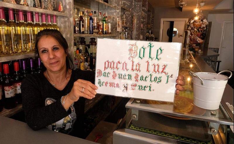  Puri con el cartel de bote para pagar la luz 