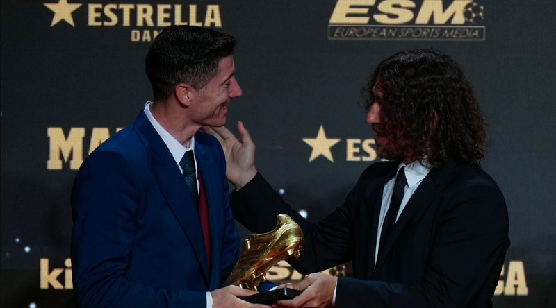  Robert Lewandowski recibe la Bota de Oro de Carles Puyol 