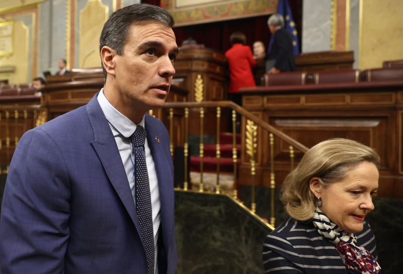  El presidente del Gobierno, Pedro Sánchez y la vicepresidenta primera y ministra de Asuntos Económicos y Transformación Digital, Nadia Calviño,. - Eduardo Parra - Europa Press 