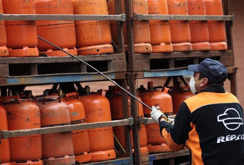  Archivo - Un butanero coge una bombona de butano en plena crisis del coronavirus donde muy pocos trabajos siguen en activo ya el Gobierno recomendó el teletrabajo para todos aquellos que les fuera posible, en Madrid (España), a 18 de marzo de 2020. - Eduardo Parra - Europa Press - Archivo 